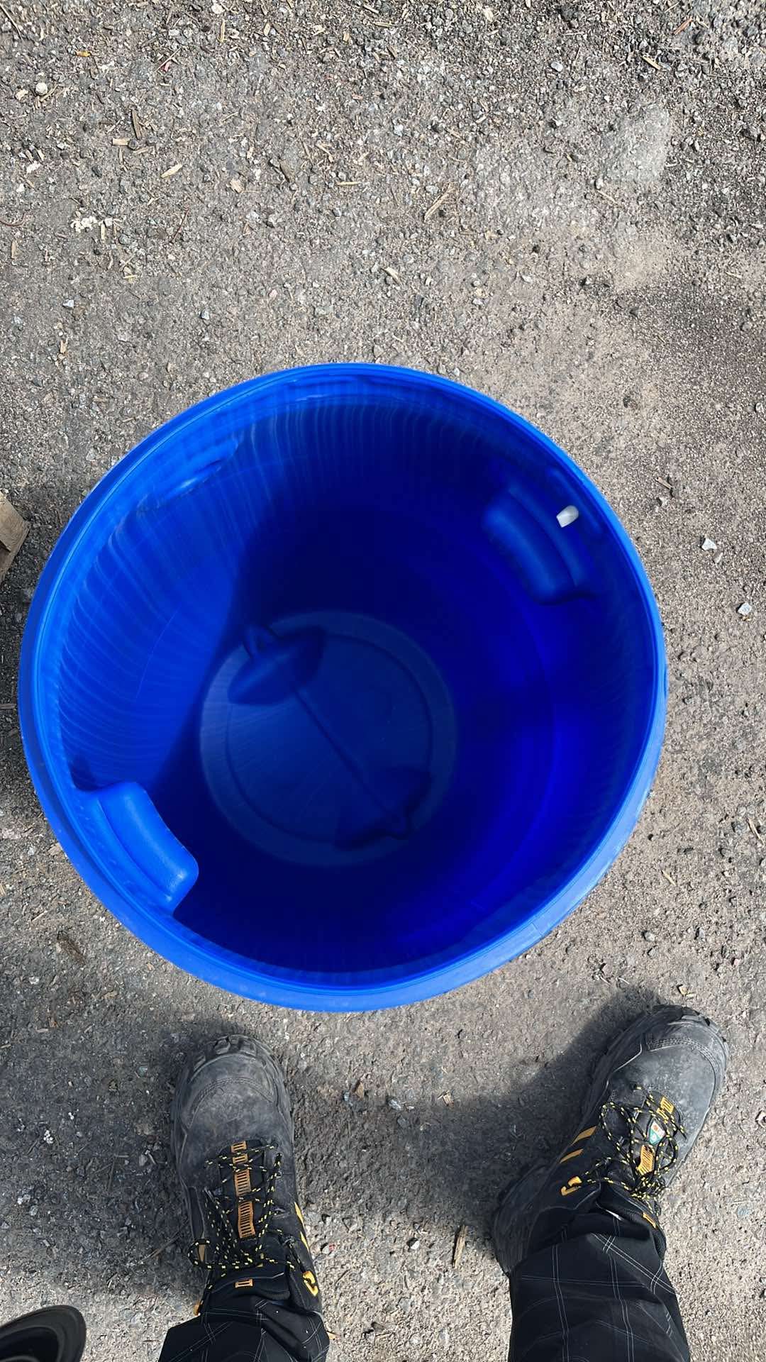 BARIL BLEU EN PLASTIQUE