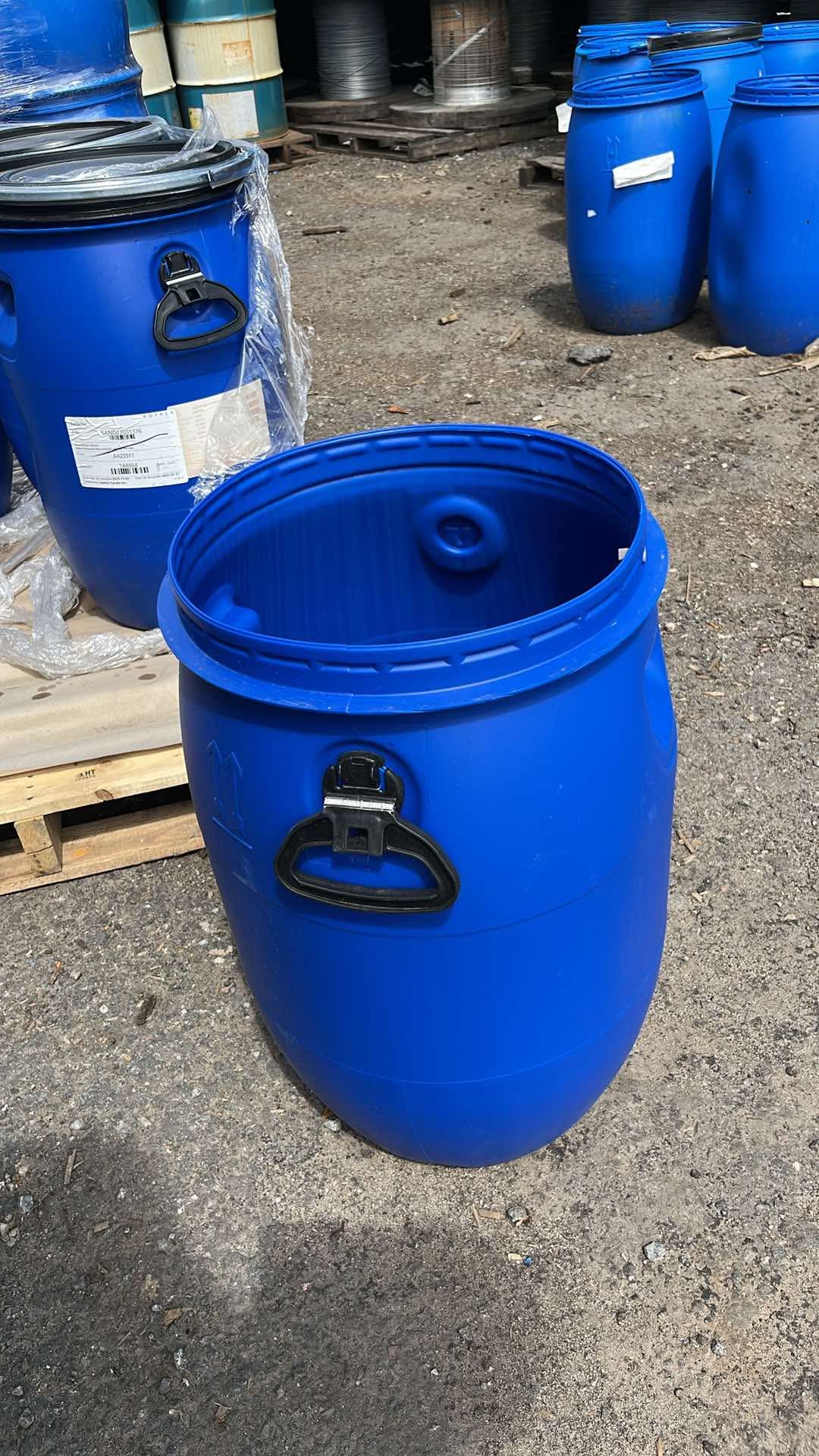 BARIL BLEU EN PLASTIQUE