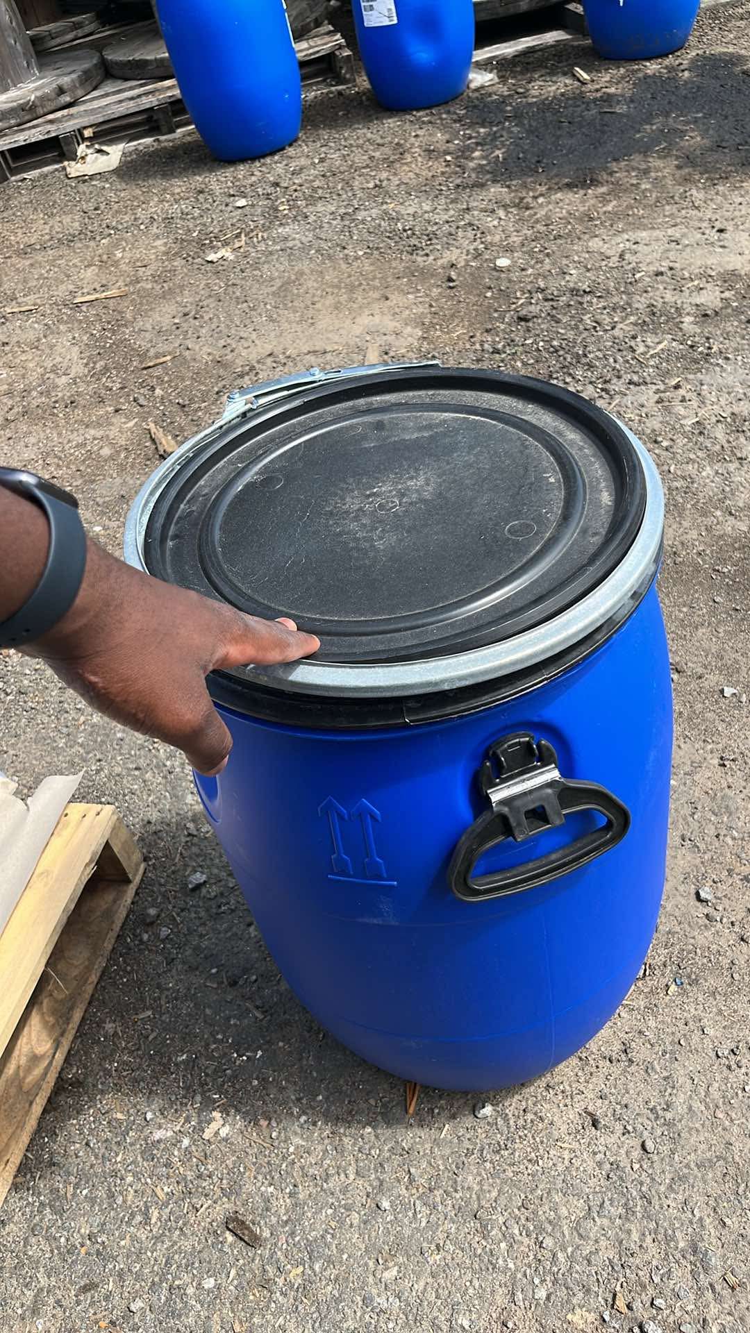 BARIL BLEU EN PLASTIQUE